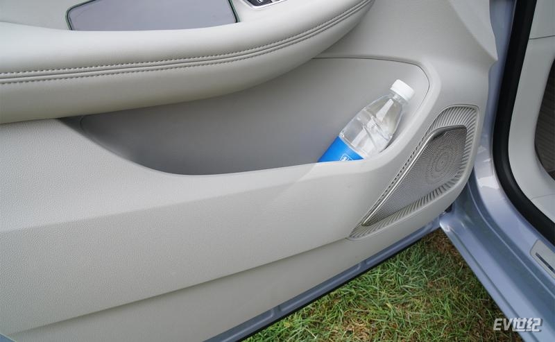 荣威imax8欢聚版路测,全球首款纯电mpv荣威imax8ev