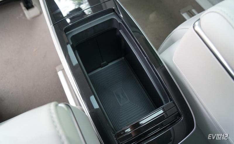 荣威imax8欢聚版路测,全球首款纯电mpv荣威imax8ev