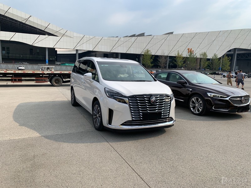 全新别克gl8国民首选的mpv,传祺m8和别克gl8到底哪个空间大