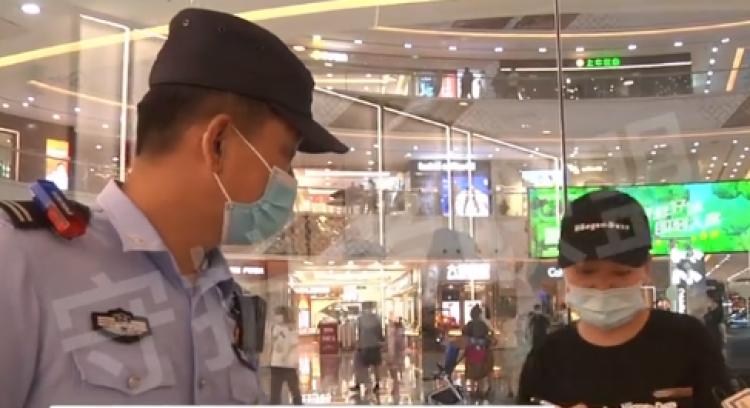 男童拆冰淇淋蛋糕被干冰炸伤，商家：我们不承担任何责任！网友疑惑，干冰究竟为何会爆炸？