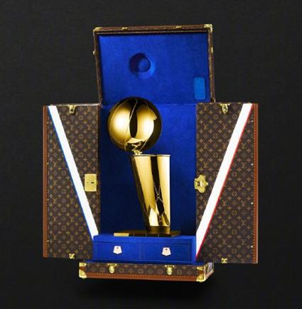 今年NBA总决赛冠军的奖杯箱又双叒由路易威登定制