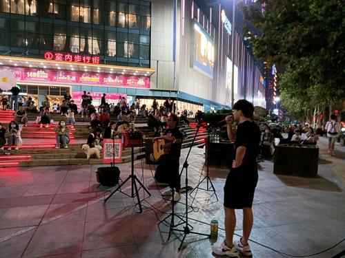 郑州国庆节客流,郑州街头国庆节氛围有了