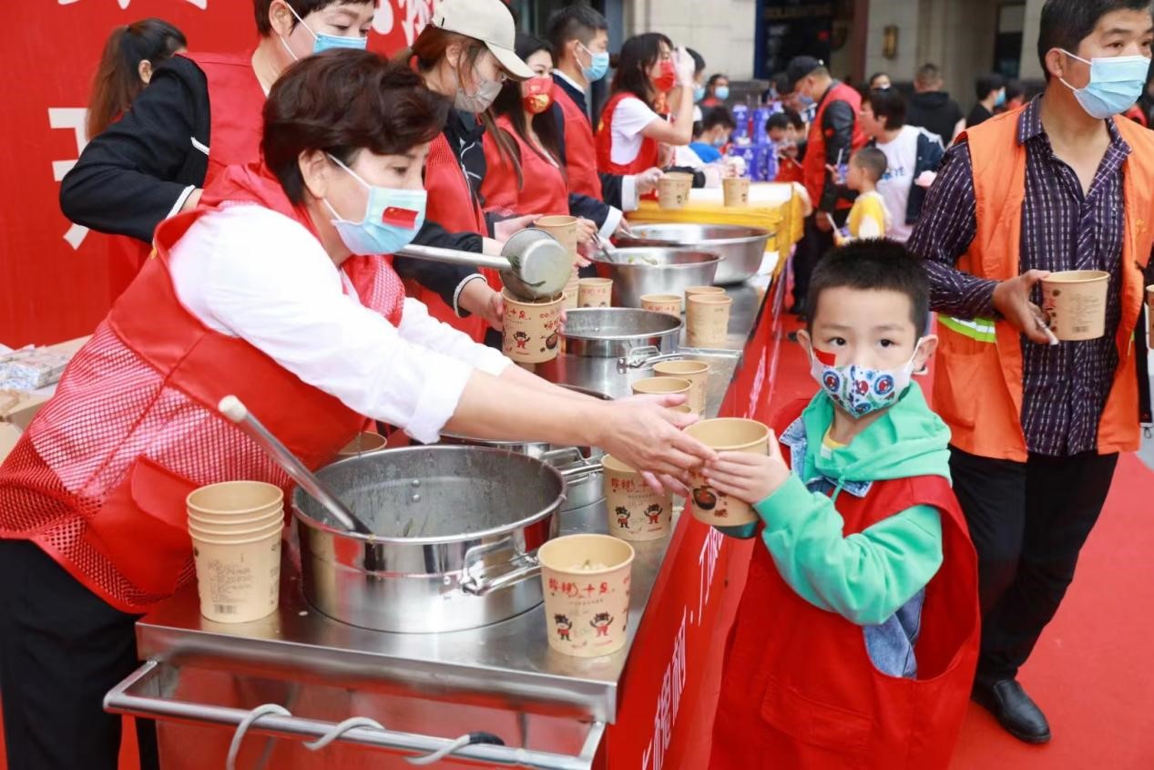 我们的家与国③｜“70后”张清：一碗爱心粥，温暖一座城