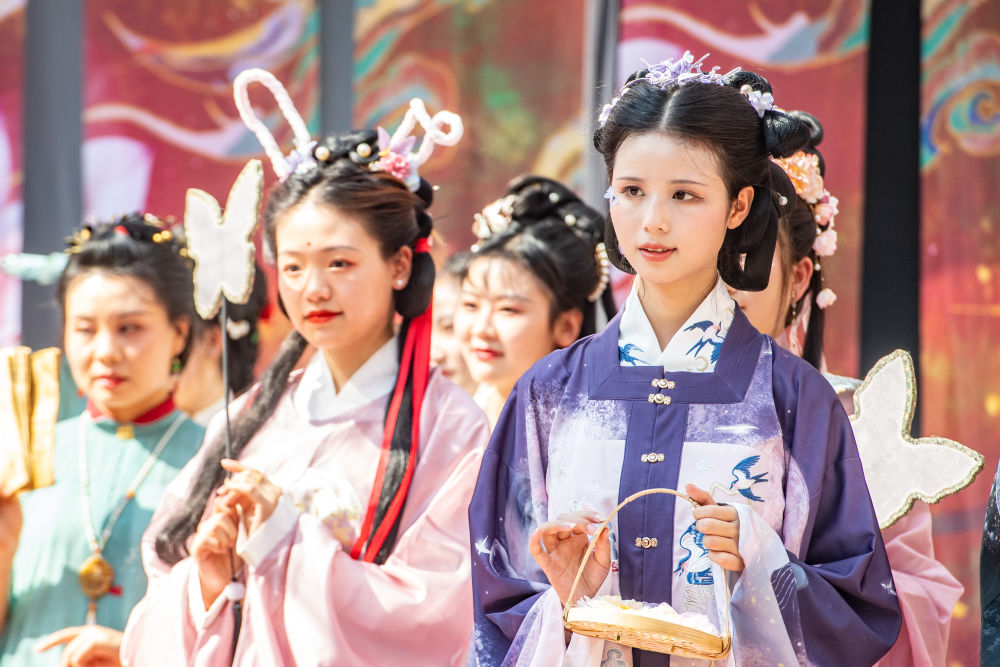 新华全媒+｜国庆长假里的“国潮国风”