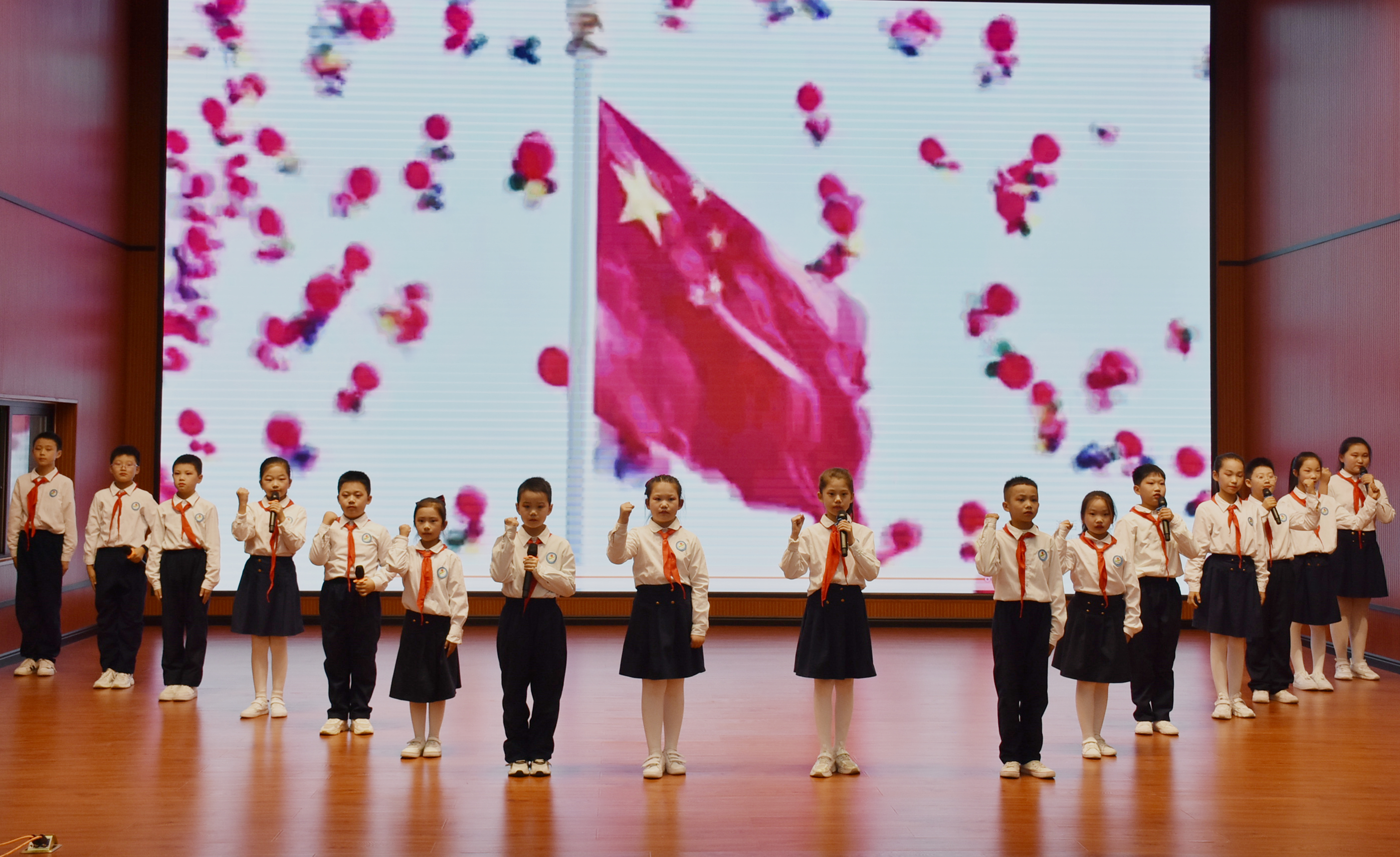 喜迎二十大童心永向党视频,驻马店第二十七小学入队仪式