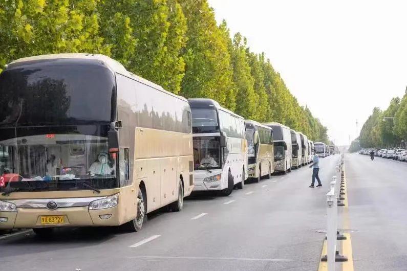 徒步回家的富士康员工脚都磨破了,富士康员工徒步返乡脚磨破