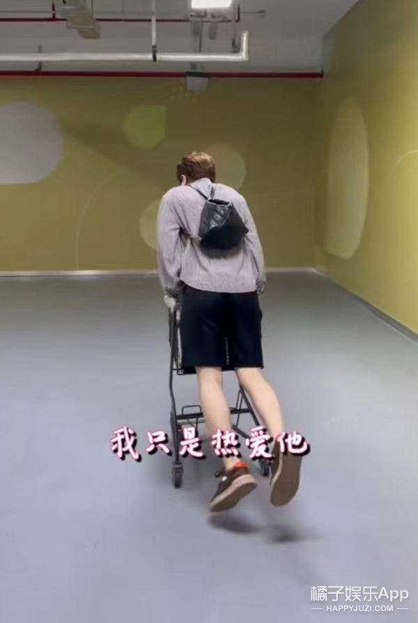 还记得“回忆专用小马甲”博主吗？他现在谈恋爱了？