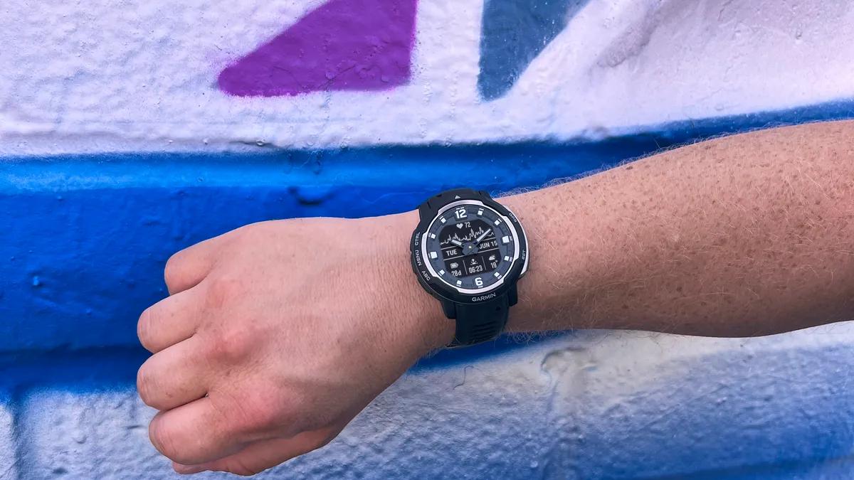 Garmin发布太阳能智能手表InstinctCrossover可提供70天的电池续航