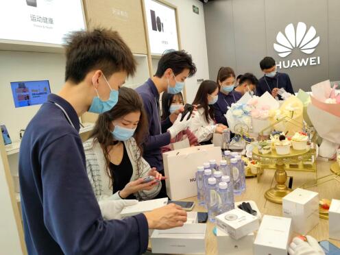 华为PocketS首销引爆市场，深圳线下掀起排队抢购潮