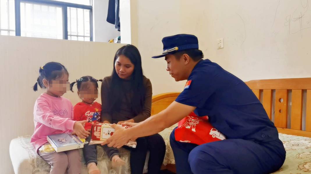 小学生火灾安全自救视频,小学生正确火灾逃生自救方法视频