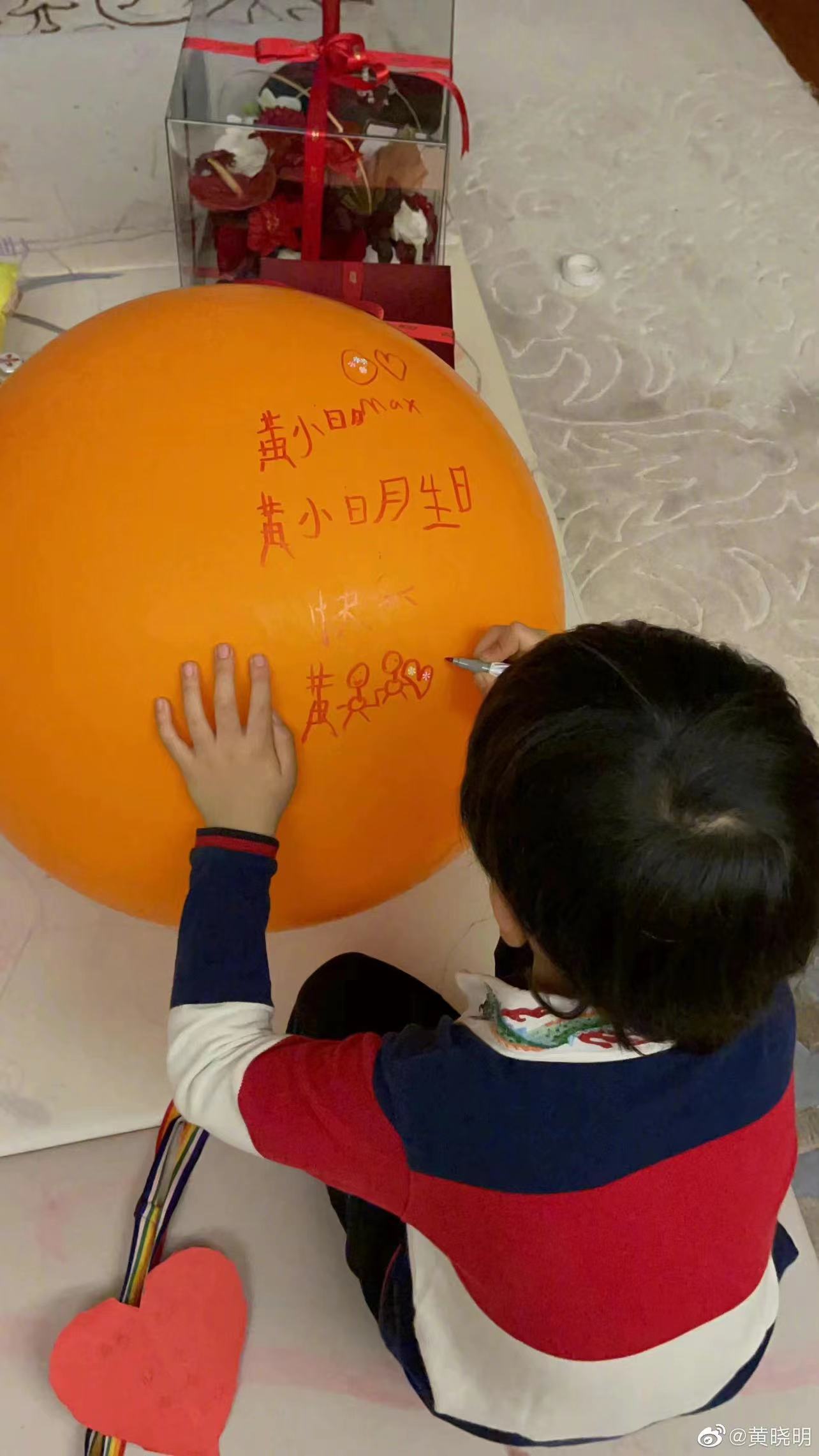 黄晓明生日小海绵祝福视频,黄晓明晒全家福为95岁姥姥庆生