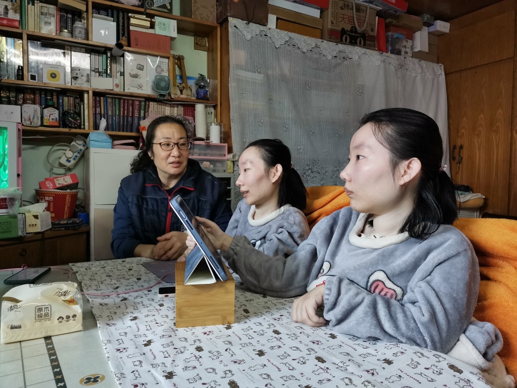 请大家帮帮这个可怜的家庭,家人得了渐冻症你们怎样面对