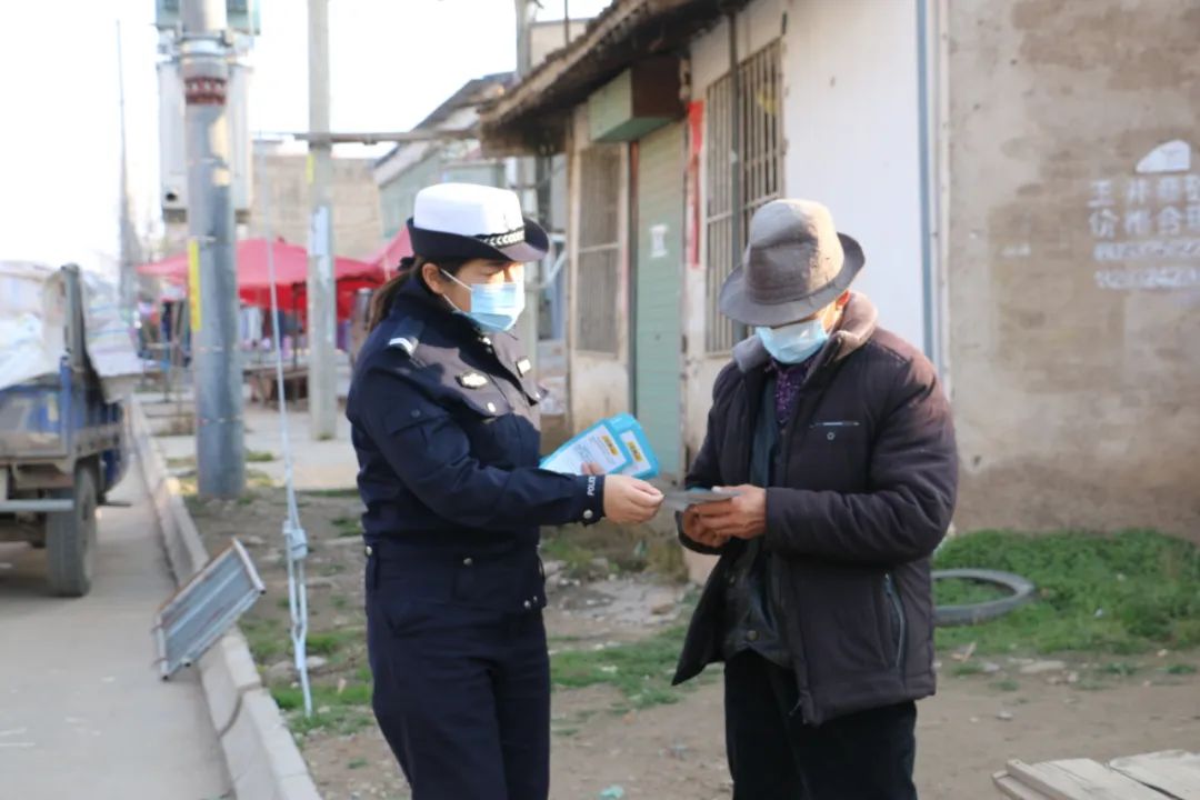 山阴交警进社区宣传交通安全,山亭交警进村入户宣传交通安全