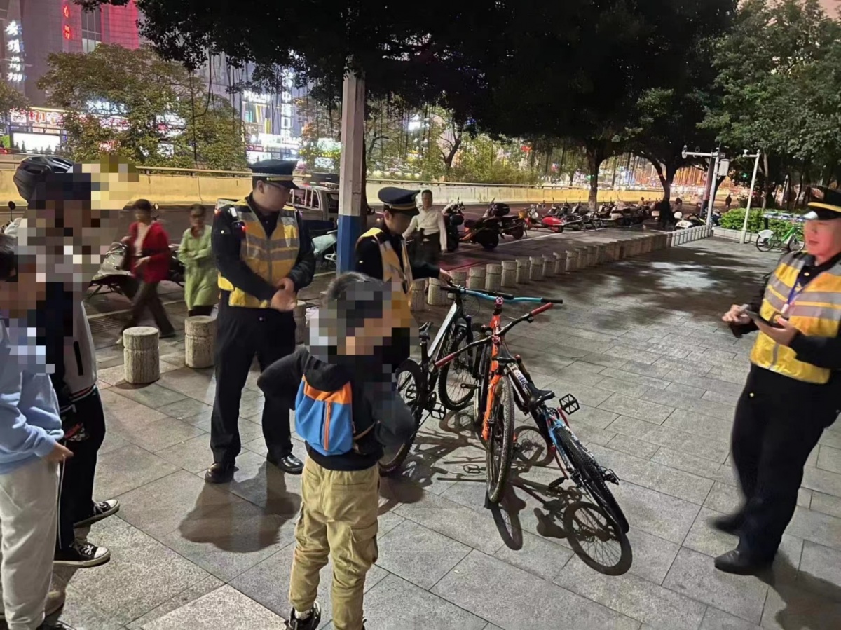 单车少年在广场路天桥玩“阶梯速降”，路过市民惊呼：太危险