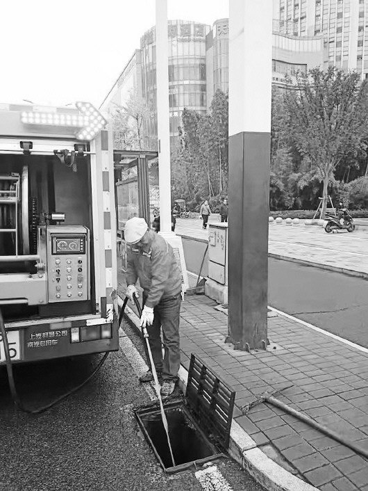雨水井飘臭气,雨水井盖有异味