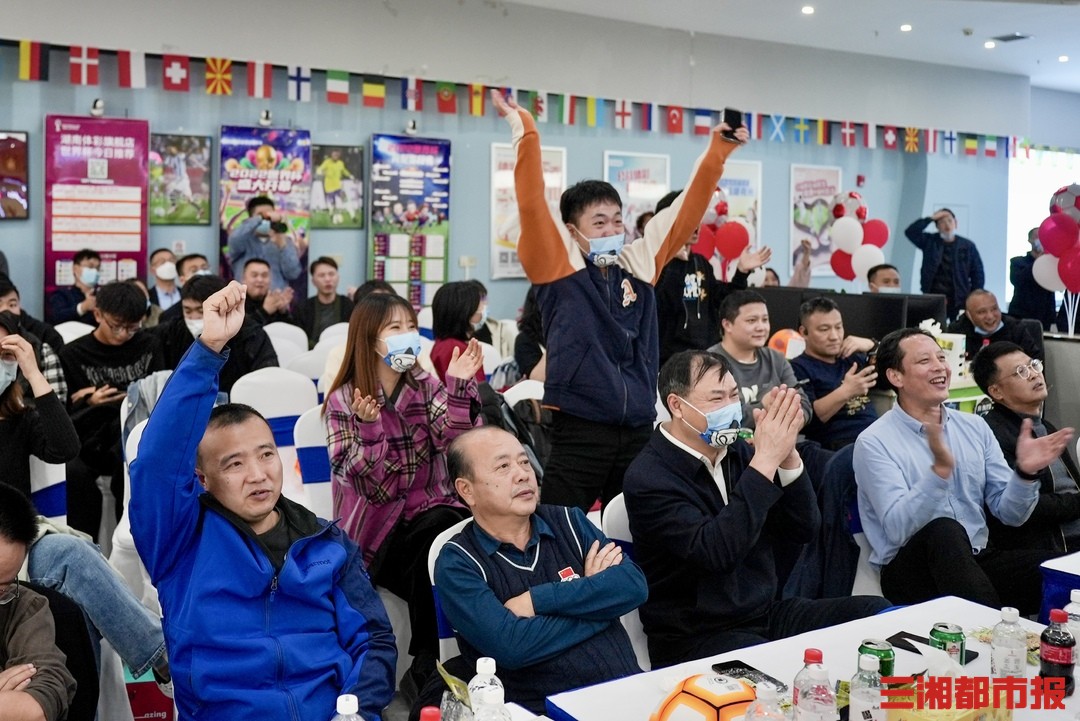 日本2:1逆转德国,这里的长沙球迷们荷尔蒙四溢