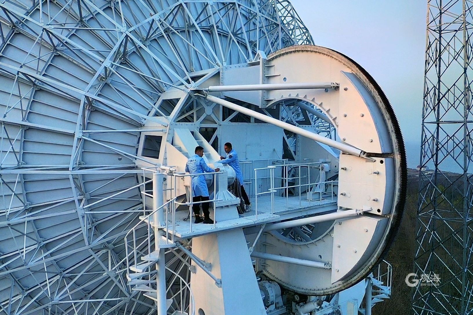 “青岛，USB、雷达跟踪正常！”西安卫星测控中心青岛测控站完成船箭分离等关键指令发送