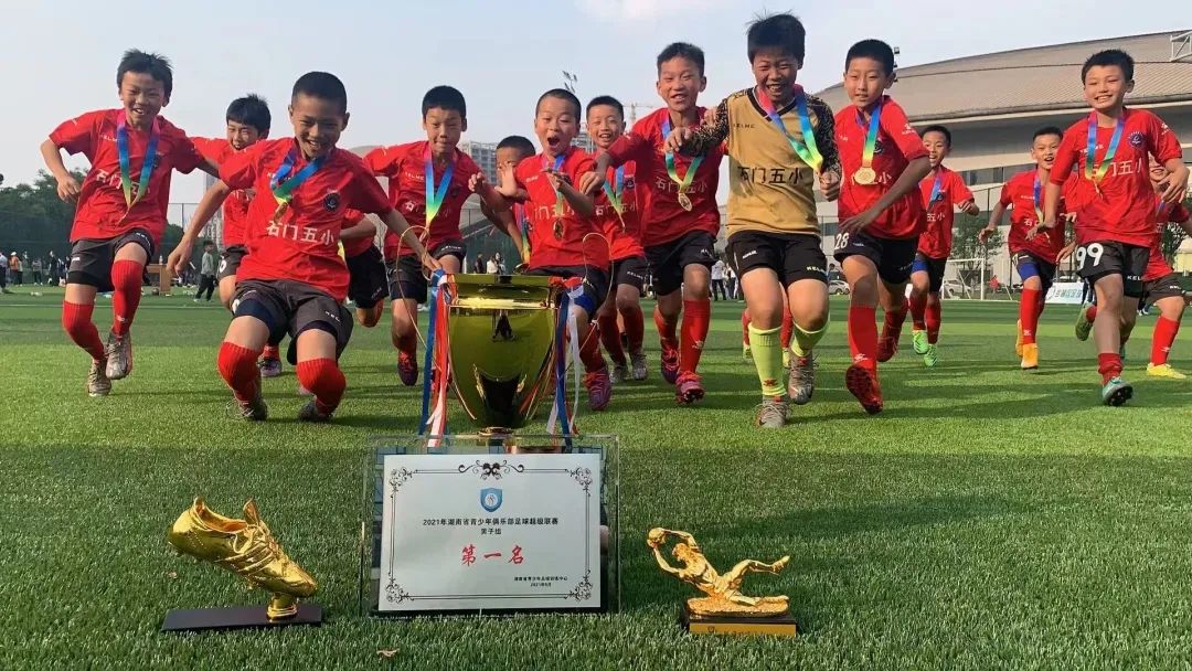 代表中国出战国际决赛的小男孩,中国足球小将集结出征西班牙