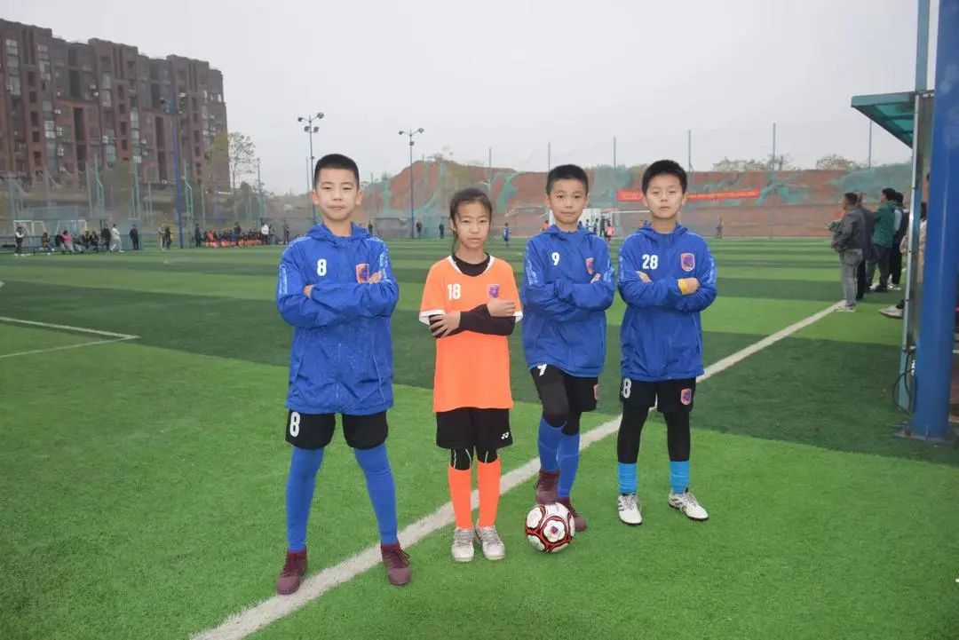 “我很喜欢守门，以后想做足球国家队守门员，为国争光”！长沙这支青少年足球队超燃