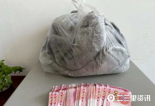 乘客丢下巨额钱款,公交司机捡到大量现金急寻失主