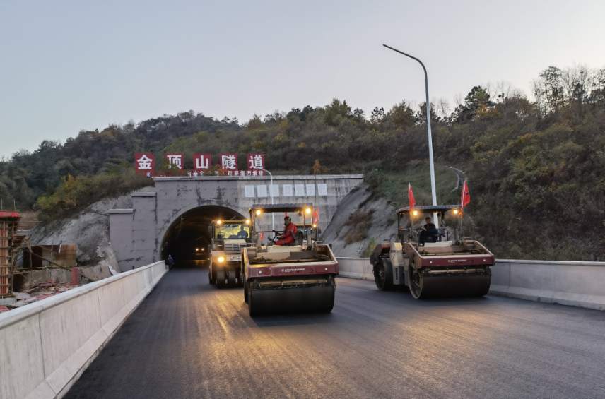 踏平坎坷成大道解读,踏平坎坷成大道拨开乌云见青天