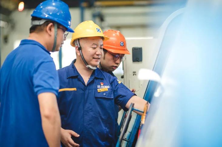 推动制造业迈向更高水平《新华日报》头版点赞徐工机械工匠孟维