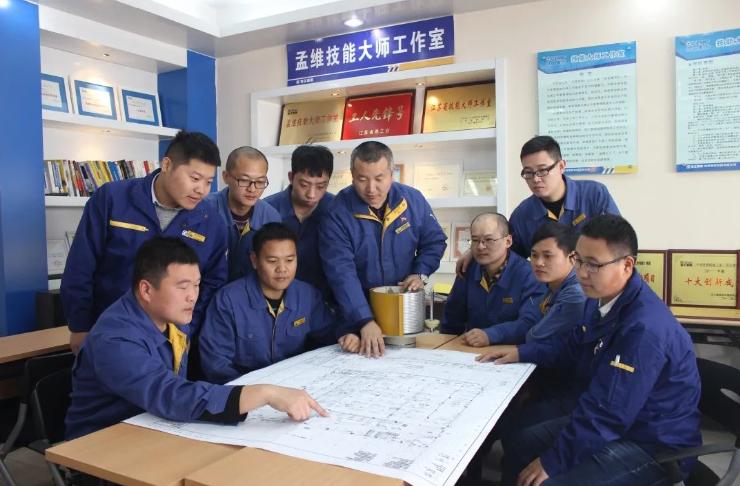 推动制造业迈向更高水平《新华日报》头版点赞徐工机械工匠孟维