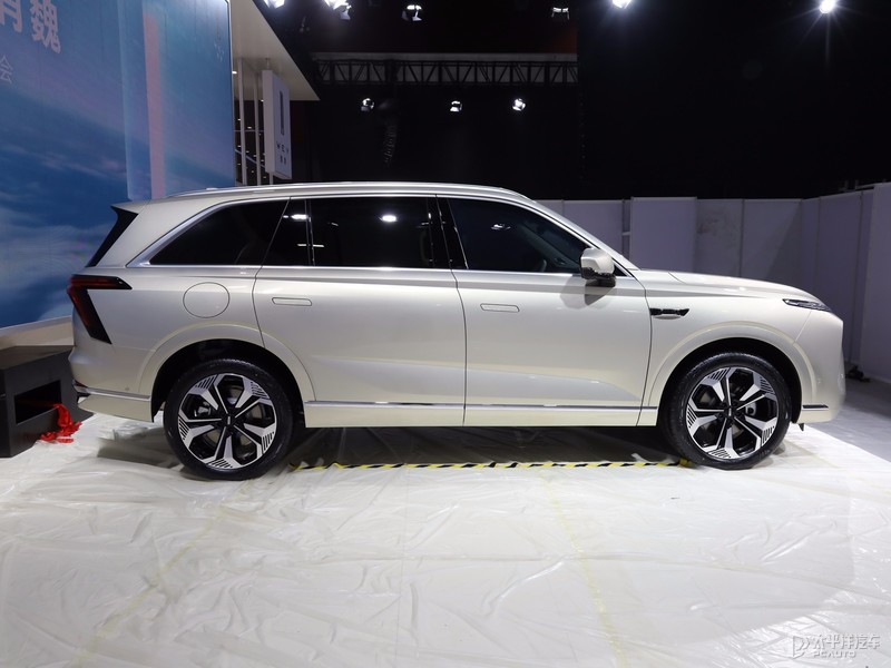 4.4t的宝马x5,4.4t的宝马x5m加多少号汽油