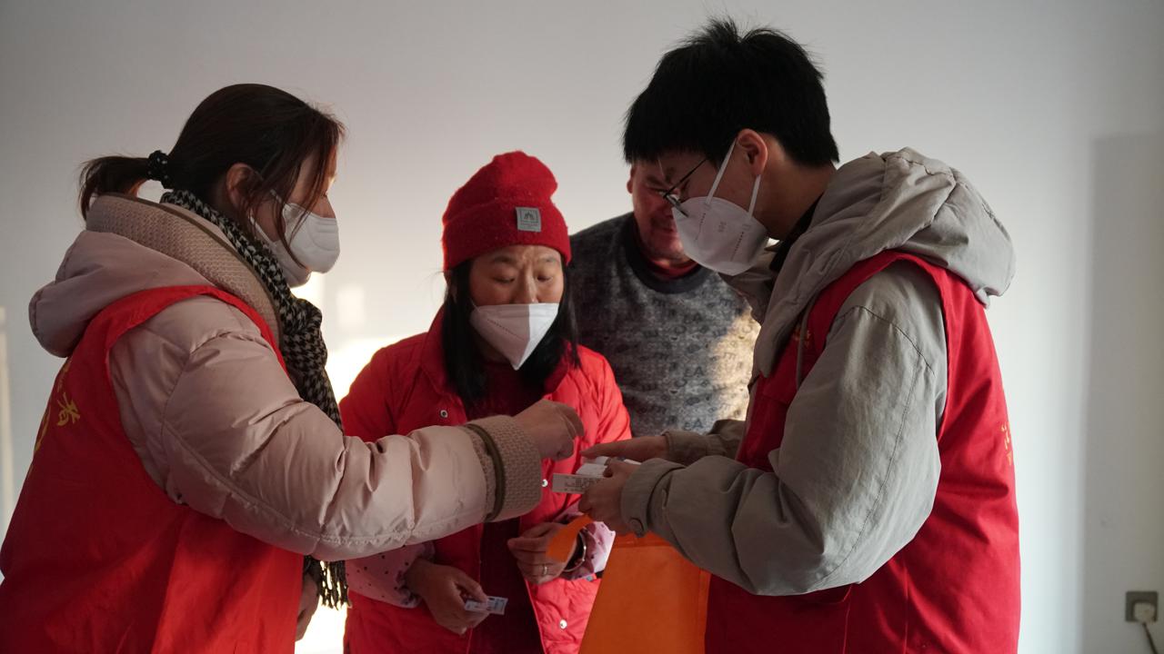 暖心服务小分队为困难居民送米,暖心配送服务小分队关爱重点人员