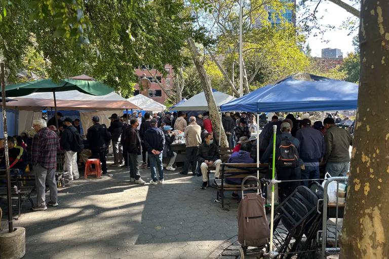 老年中国移民在美国*场赌**寻找温暖