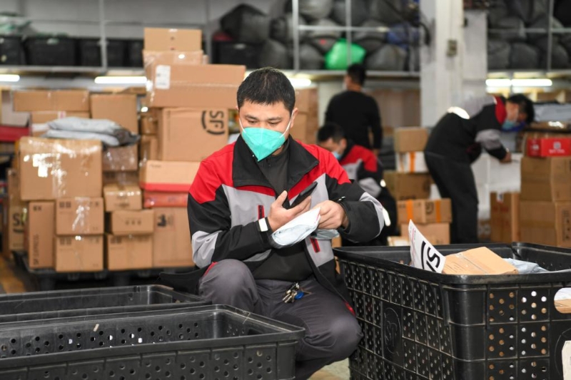 新春走基层丨坚守，为了更美好的团圆——深圳快递外卖小哥除夕跑单记