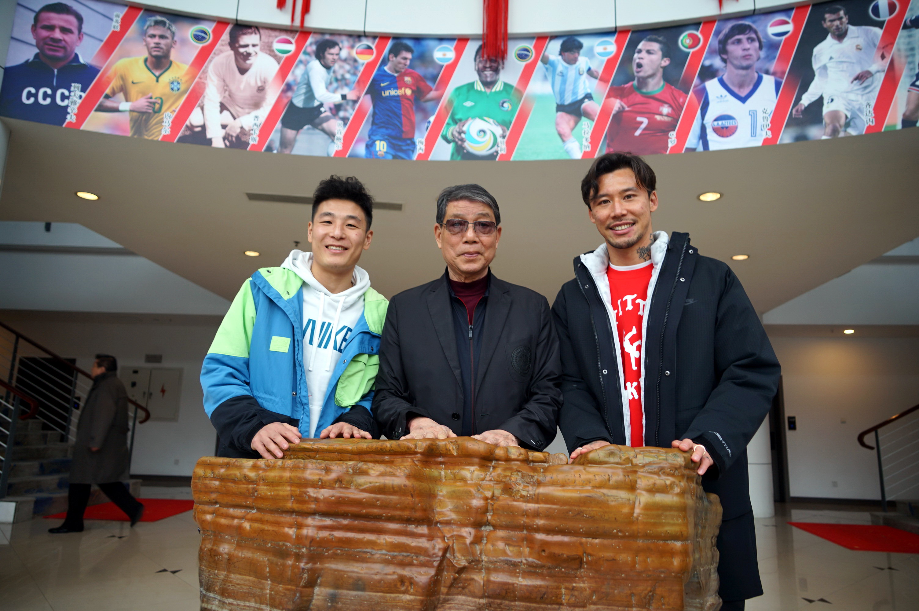 徐根宝80岁生日众弟子齐聚祝寿,众弟子为徐根宝过生日