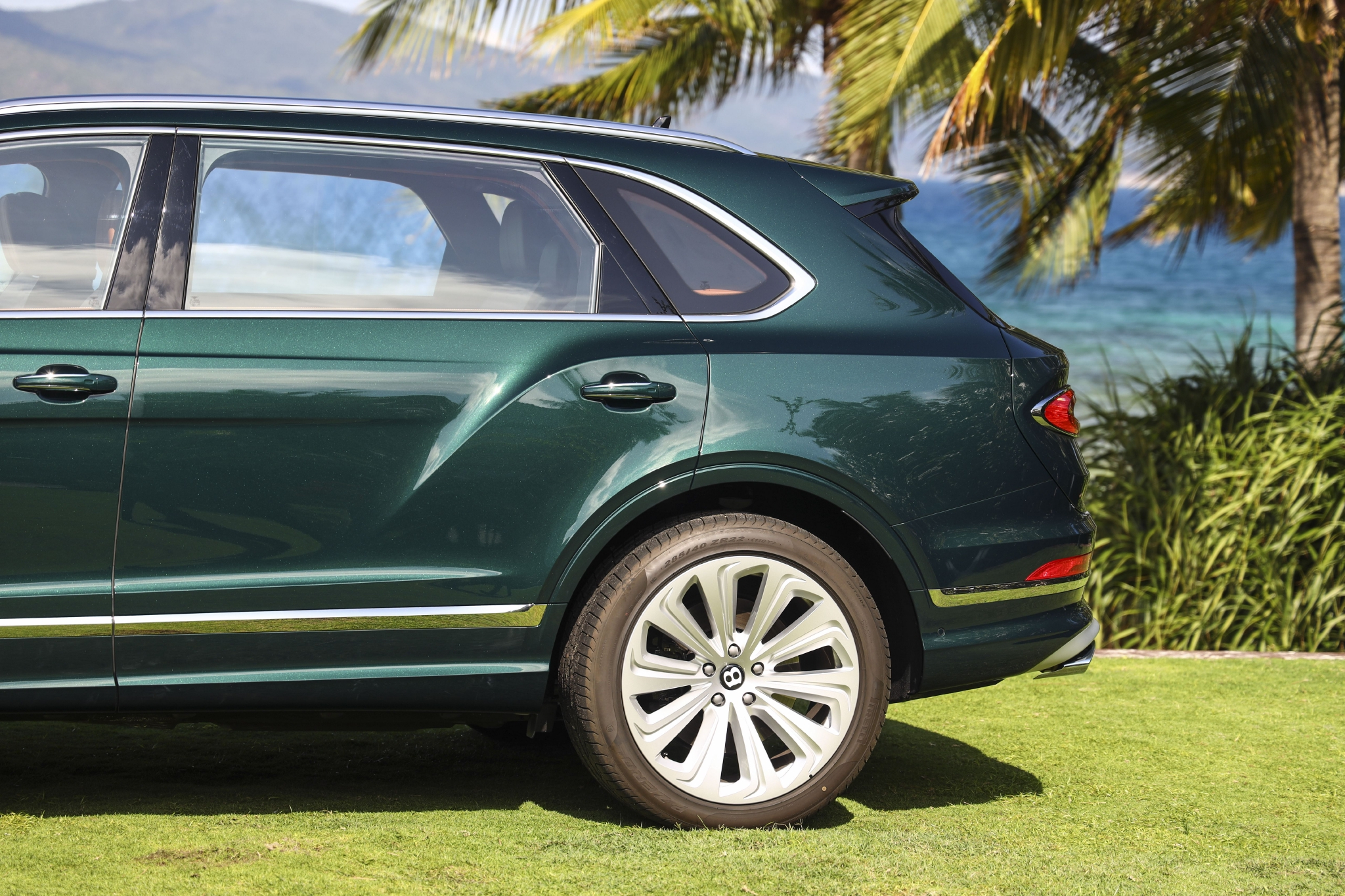 宾利添越bentaygaspeed,2023款宾利添越4.0黑武士落地价