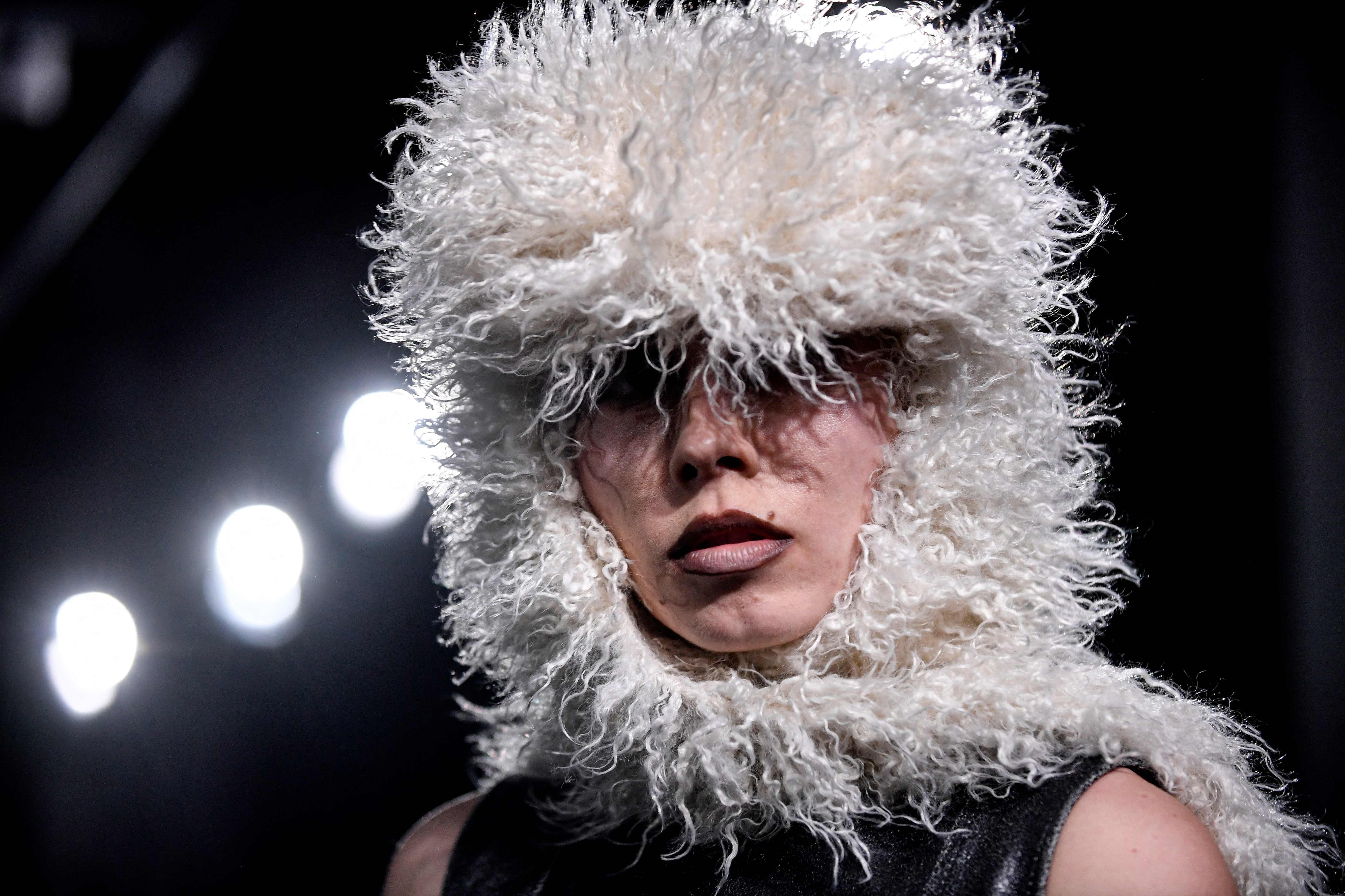 2018夏季国际时装周晚礼服t台秀,时装周红色冬季搭配走秀