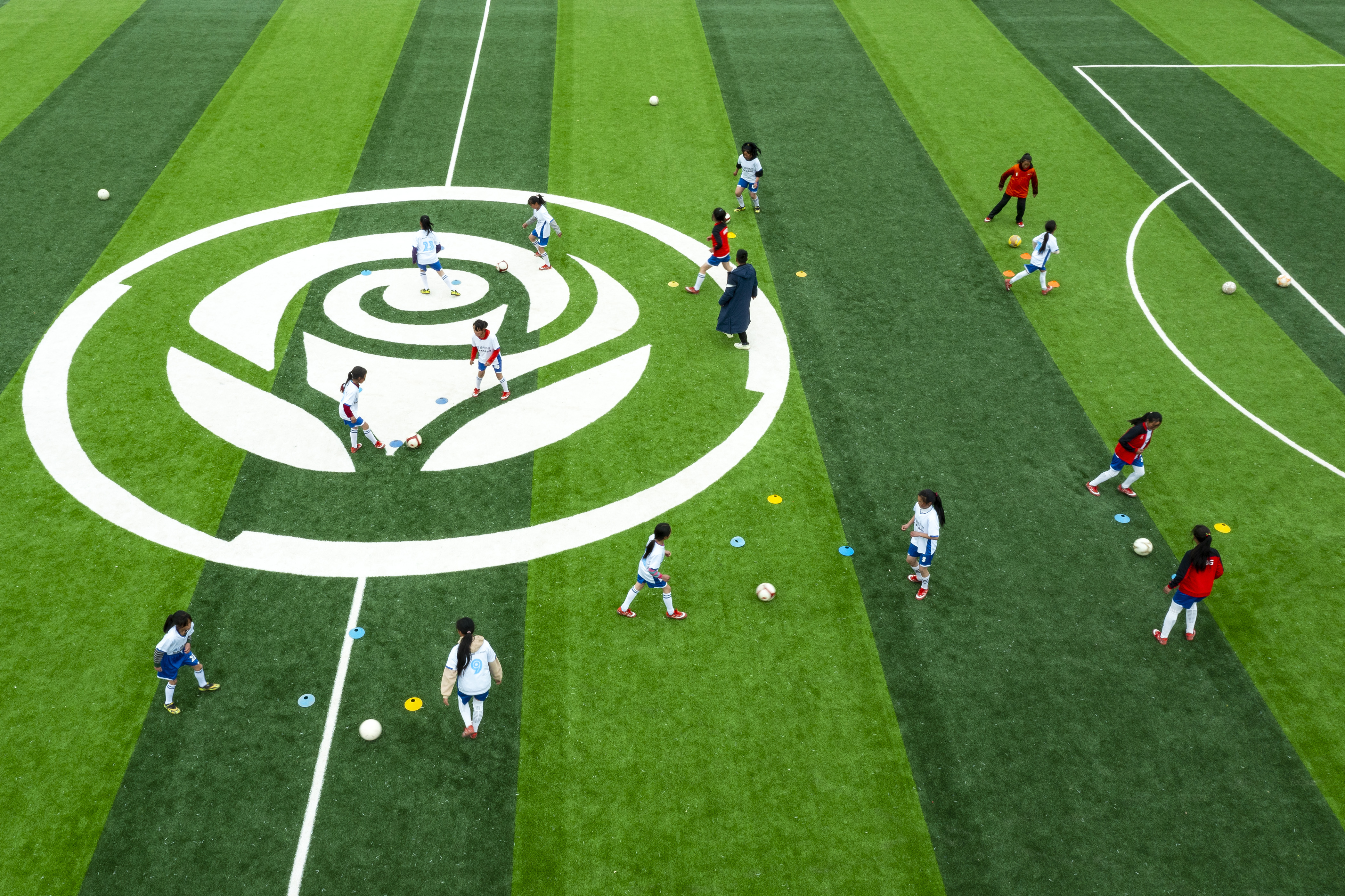 (新华全媒+)“玫瑰梦想球场”为大凉山女孩插上追梦翅膀,2