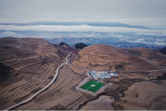 一座匪夷所思的球场和一位朴素的校长