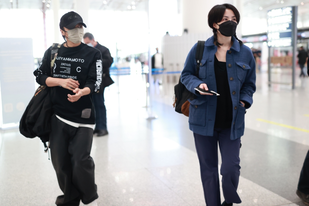 王菲谢霆锋机场重现世纪牵手,王菲谢霆锋2000年6月牵手视频