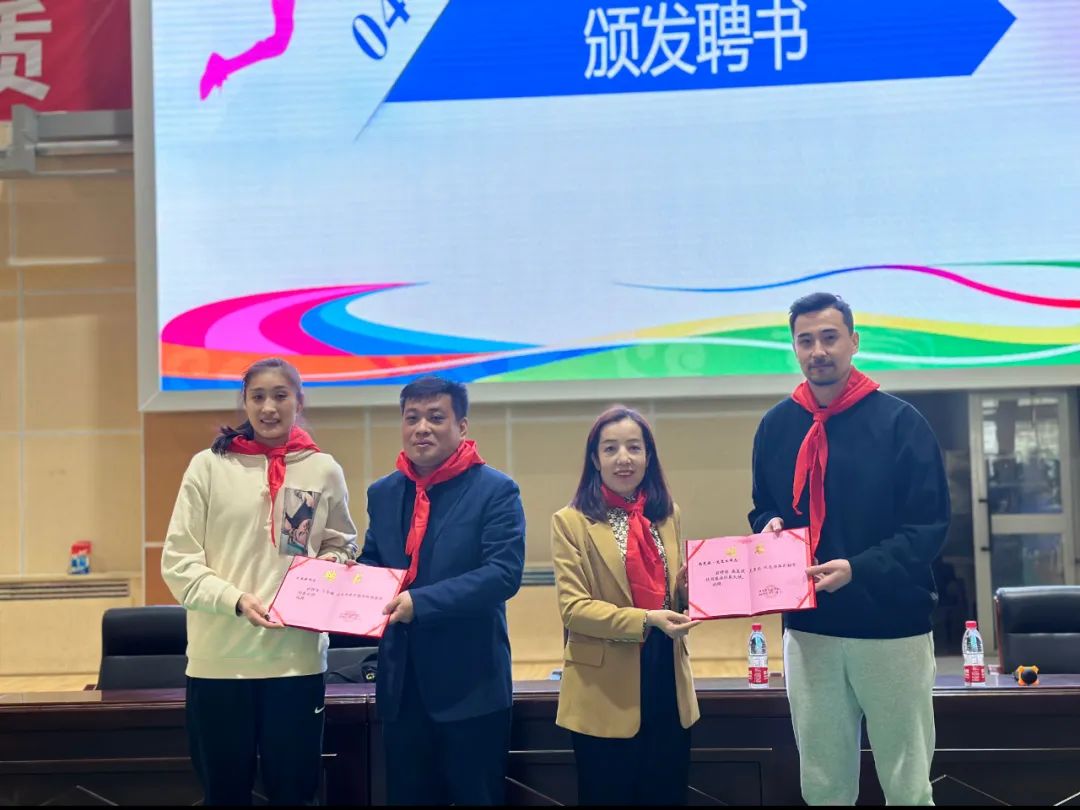 篮球明星到校园打球,篮球明星与足球明星见面