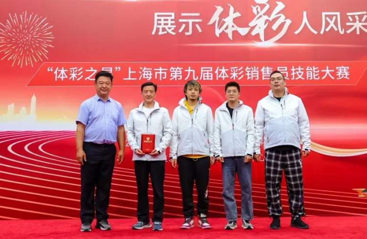 在这家竞彩店，他从彩民变成了店主，把兴趣做成事业，还撑起了养家的重任