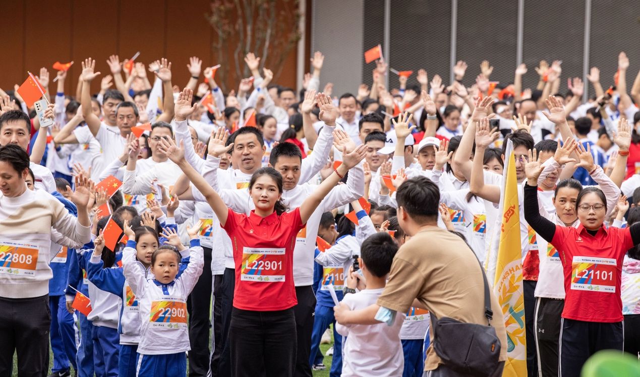 女排奥运冠军亮相！助力科苑小学亲子马拉松周末开跑