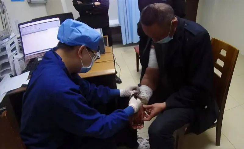 “我的手断了，没有钱”地铁苦肉计现原形！警方：刑事拘留！