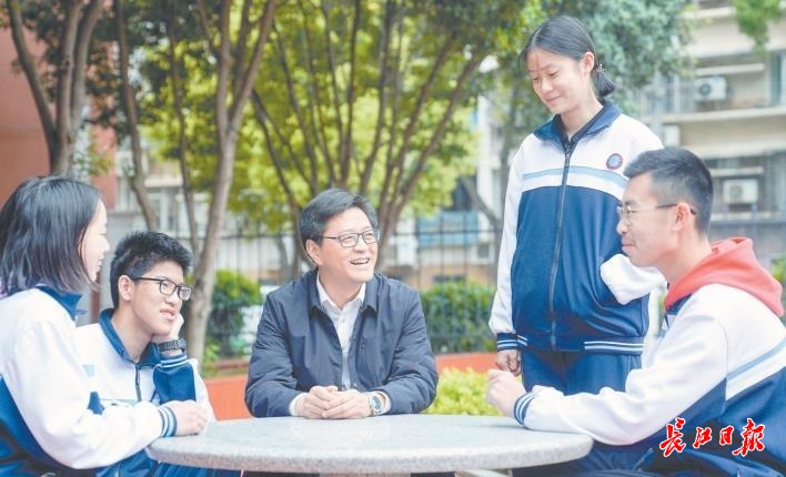 校长激励孩子努力上进的话,校长说坚持和努力原视频