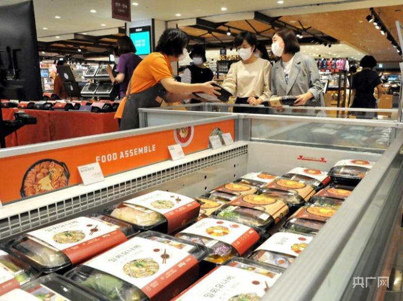 韩国记者体验中国美食,总台记者看世界两会