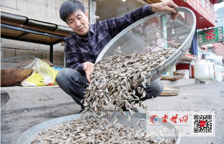 我在十堰有家店|“炒”出幸福生活这对夫妻靠炒瓜子养活俩孩子还买了房