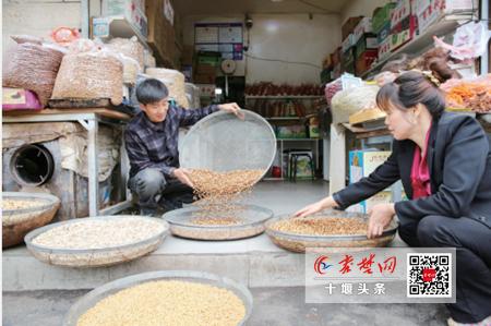 我在十堰有家店|“炒”出幸福生活这对夫妻靠炒瓜子养活俩孩子还买了房