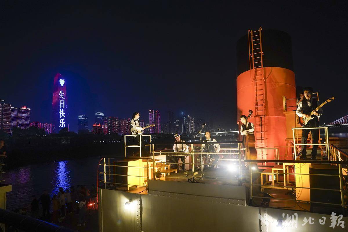 吸引了105万游客前来观光打卡,数万名游客打卡武汉两江游