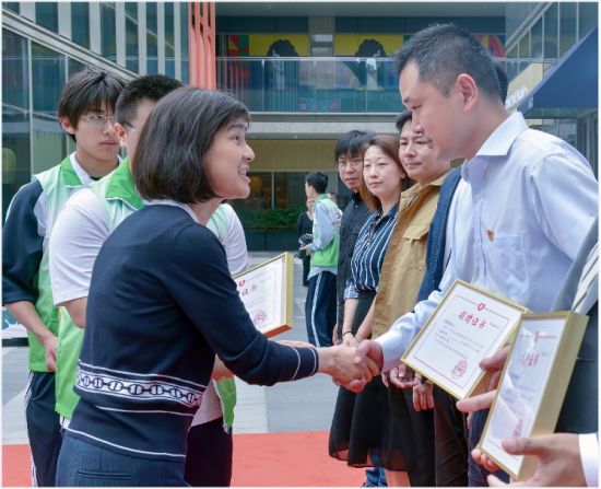 凭爱心出圈！金鹏航空义卖摊位亮相上海市普陀区第七季“亲子做公益”主题活动