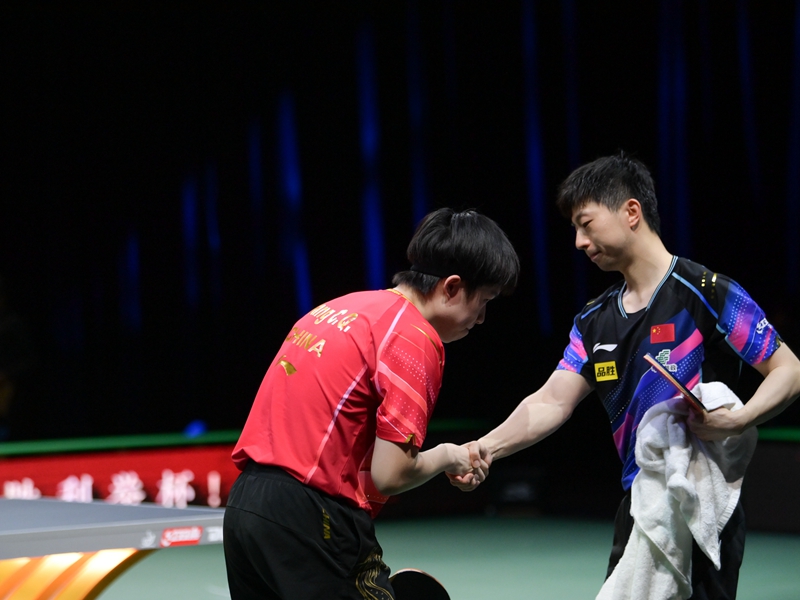 圣勃莱德杯马龙捧杯照片,马龙获圣勃莱德复刻杯国外祝贺