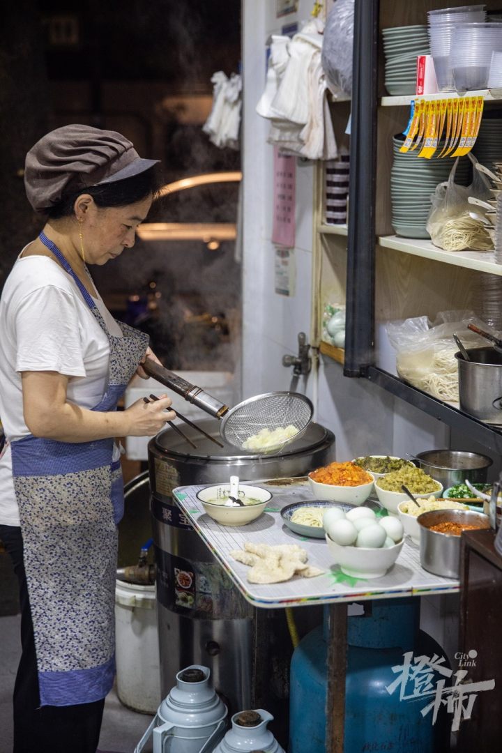 橙柿视觉丨杭州这家人均10元的烧饼油条店，凭什么能入选“米其林”？今早我们去探了探