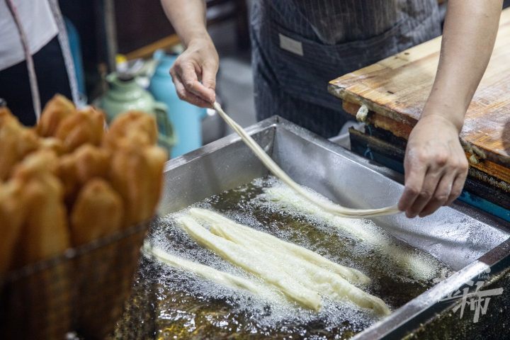 橙柿视觉丨杭州这家人均10元的烧饼油条店，凭什么能入选“米其林”？今早我们去探了探